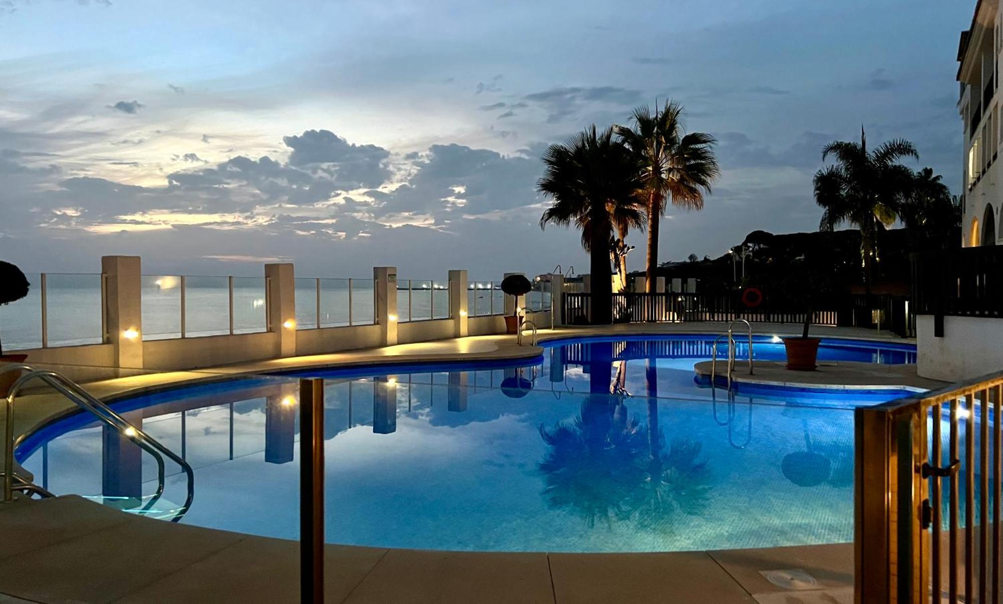 Beachfront Penthouse Apartment With Large Terrace And Breathtaking Sea Views Close To Marbella Spain Sitio de Calahonda Exterior foto